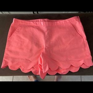 Lily Pulitzer bright pink side zip scalloped short